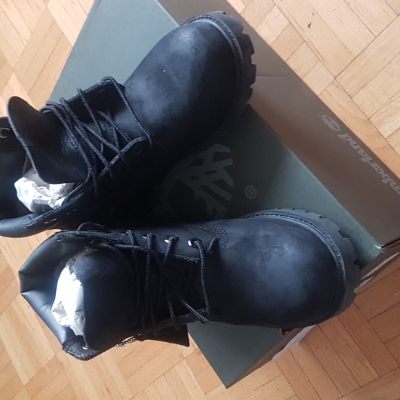 Kids gently used black timberland boot - Picture 4 of 5